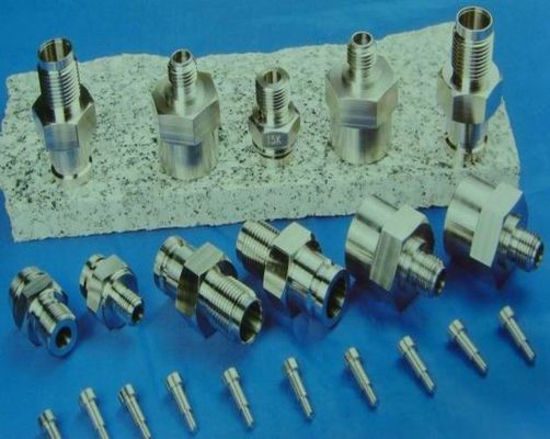 SUS303 0,01 mm yüksek hassas CNC Torna bağlayıcılar parçaları döndü